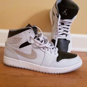 Air Jordan 1 Mid Wolf Gray